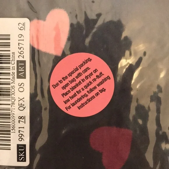 New Victoria’s Secret Heart Fleece Soft Cozy Blanket Throw Pink Red Heart RARE - Picture 4 of 4